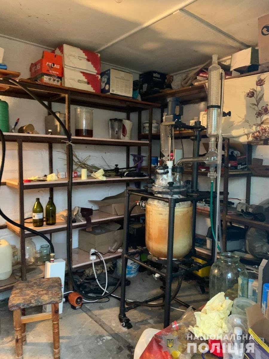На Запоріжжі поліцейські припинили діяльність потужної нарколабораторії, в якій виготовляли метадон для збуту на території України