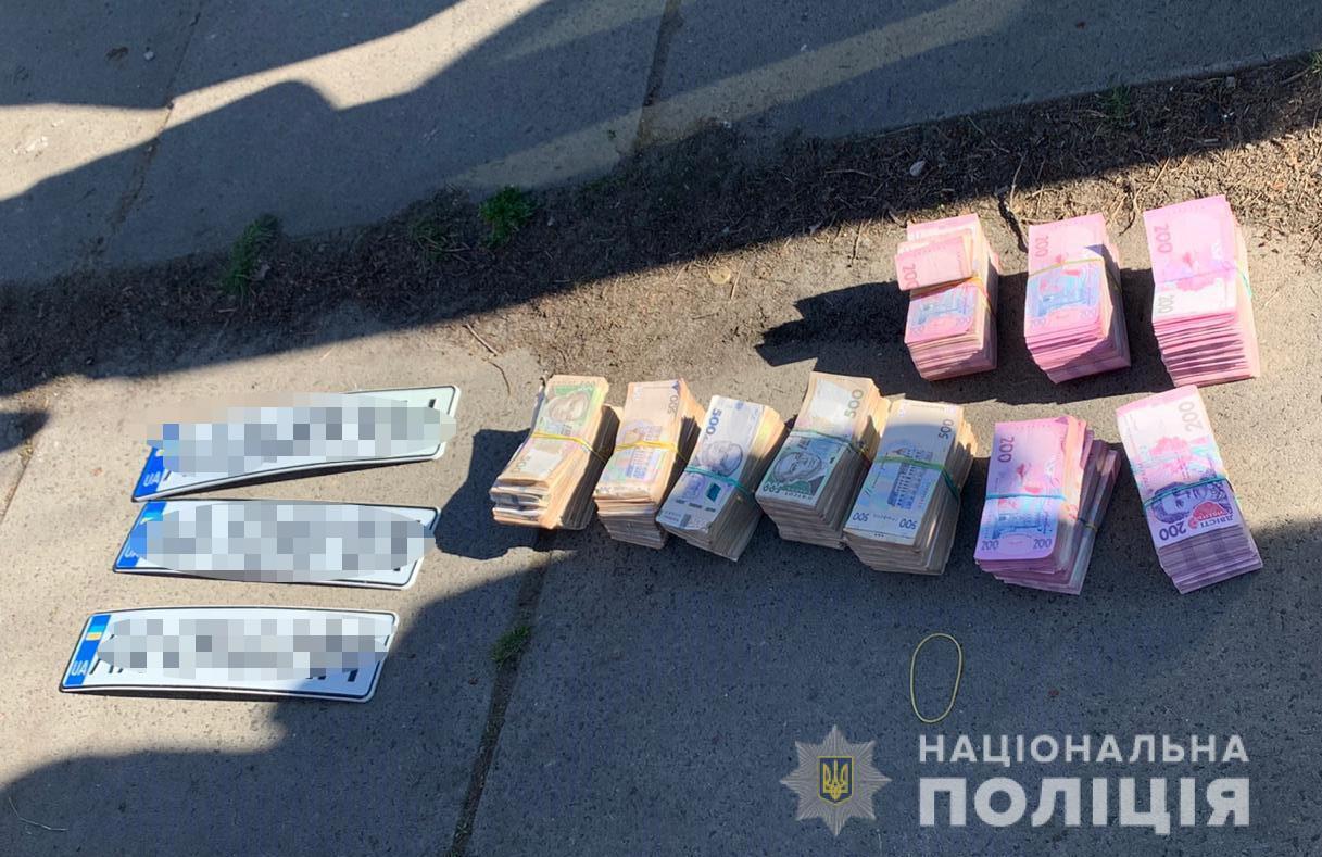 Поліція Києва затримала групу іноземців, які під погрозою зброї скоїли розбійний напад та відібрали у потерпілого 3 мільйони гривень