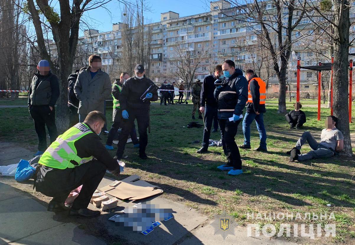Поліція Києва затримала групу іноземців, які під погрозою зброї скоїли розбійний напад та відібрали у потерпілого 3 мільйони гривень