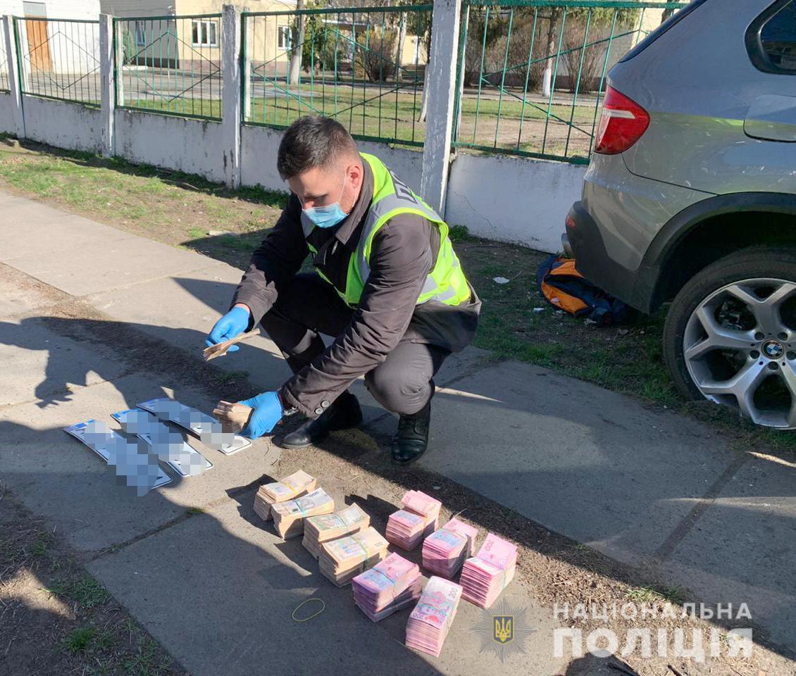 Поліція Києва затримала групу іноземців, які під погрозою зброї скоїли розбійний напад та відібрали у потерпілого 3 мільйони гривень