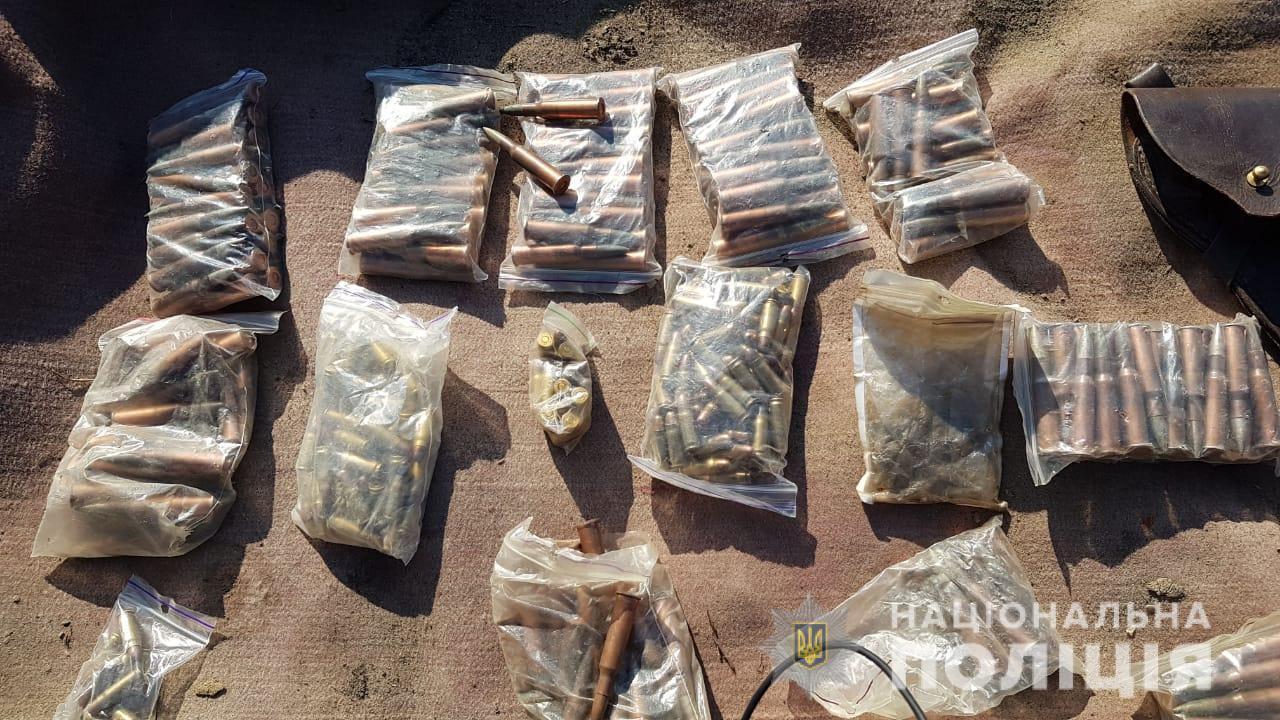 На Запоріжжі під час спецоперації поліцейські затримали підозрюваного у збуті зброї, боєприпасів та наркотиків
