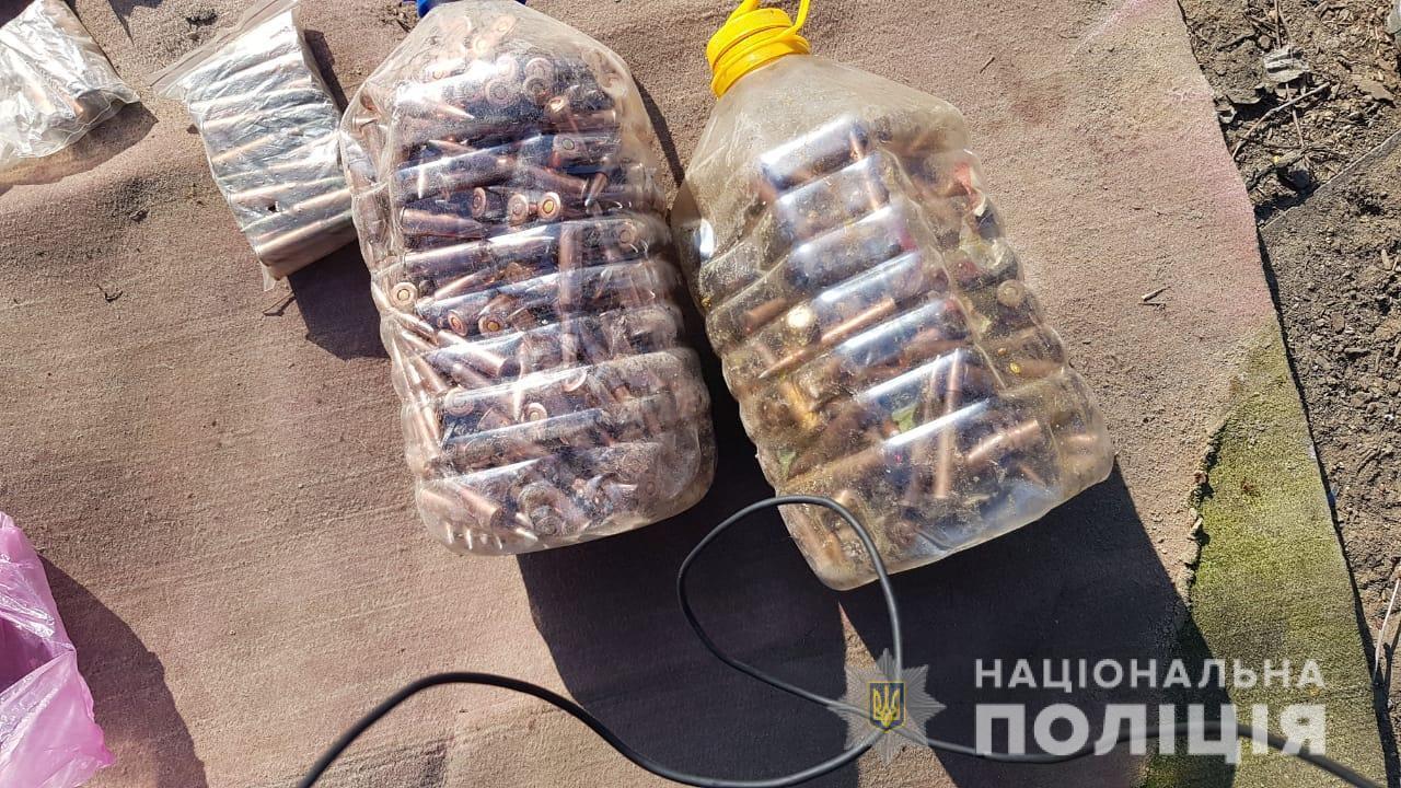 На Запоріжжі під час спецоперації поліцейські затримали підозрюваного у збуті зброї, боєприпасів та наркотиків
