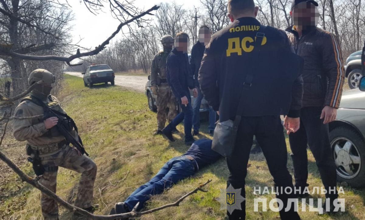 На Запоріжжі під час спецоперації поліцейські затримали підозрюваного у збуті зброї, боєприпасів та наркотиків