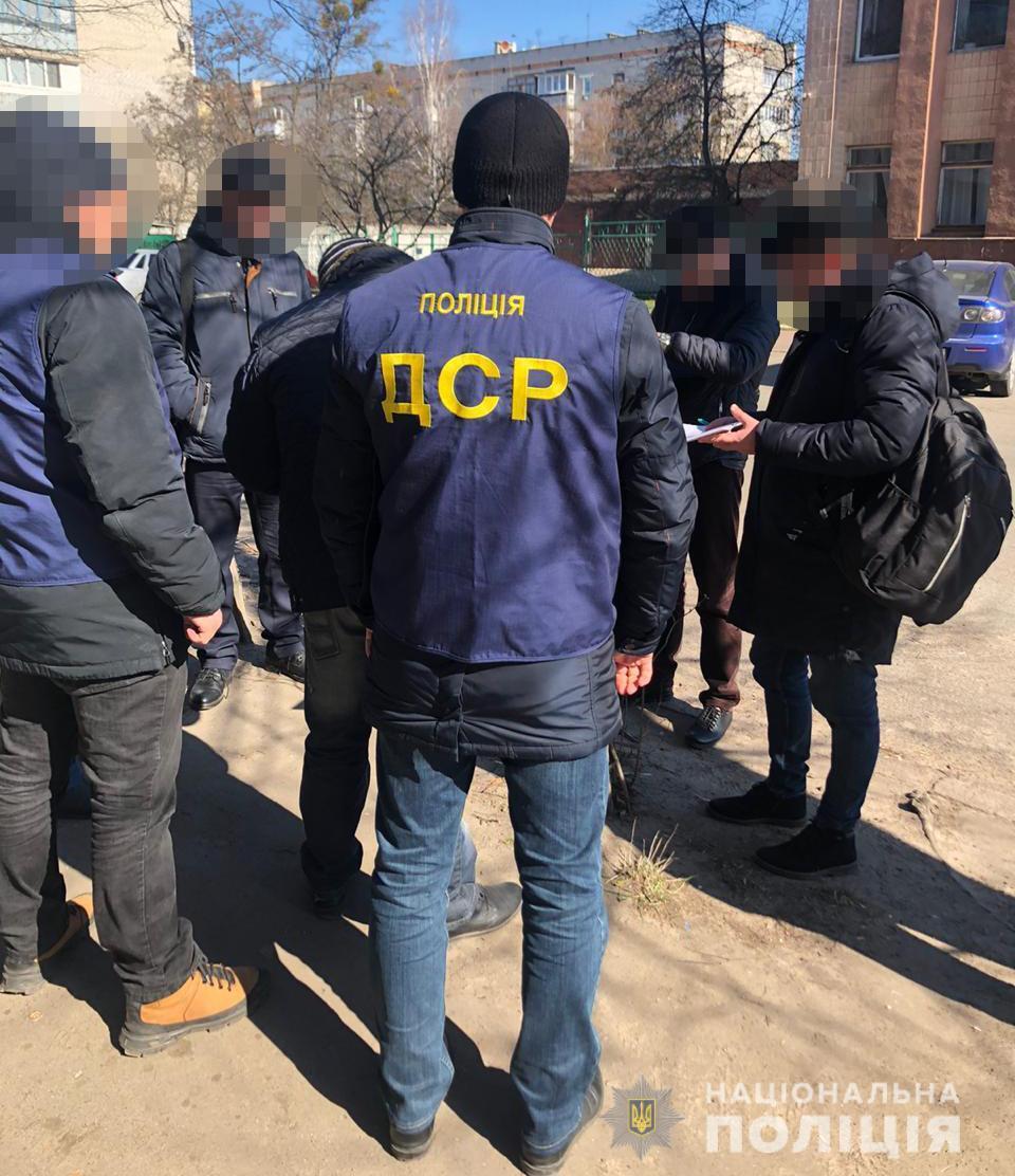 У Житомирі поліцейські затримали на хабарі посадовця управління Держпраці