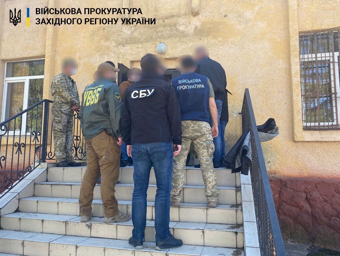 Офіцера Чернівецького прикордонного загону викрито під час отримання 1800 доларів США хабара