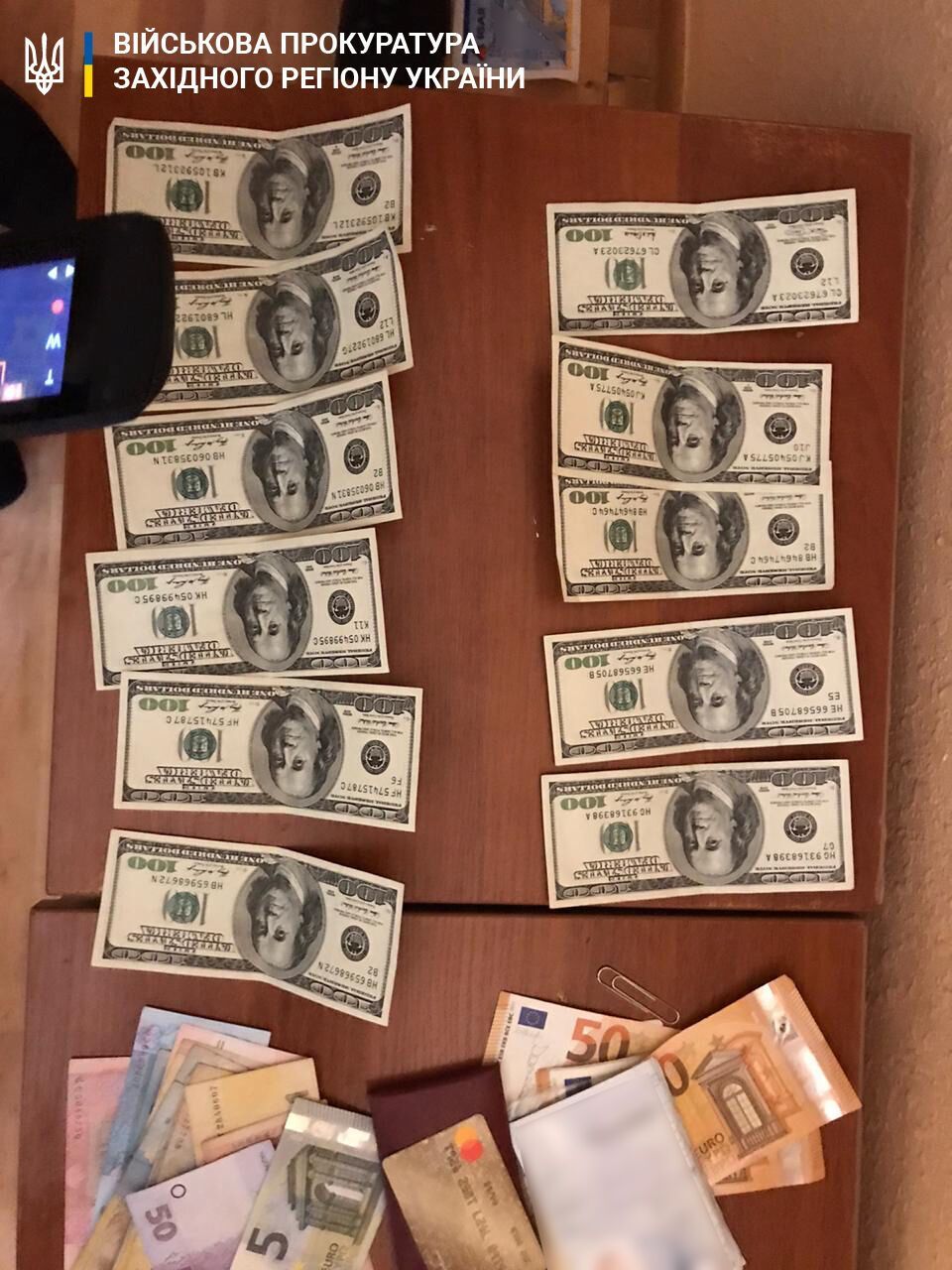 Офіцера Чернівецького прикордонного загону викрито під час отримання 1800 доларів США хабара