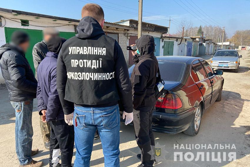 На Хмельниччині поліцейські вилучили у 18-річного юнака наркотиків на 140 тисяч гривень