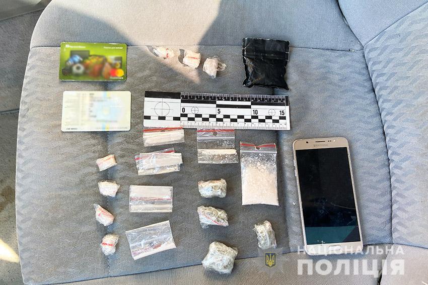 На Хмельниччині поліцейські вилучили у 18-річного юнака наркотиків на 140 тисяч гривень