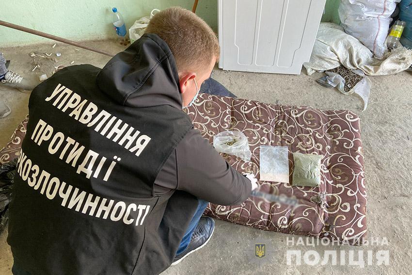 На Хмельниччині поліцейські вилучили у 18-річного юнака наркотиків на 140 тисяч гривень