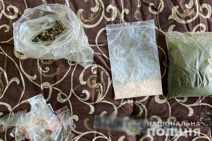 На Хмельниччині поліцейські вилучили у 18-річного юнака наркотиків на 140 тисяч гривень