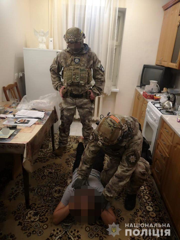 На Волині слідчі детективи завершили слідство у справі щодо організованої групи шахраїв, котрі продавали в Інтернеті неіснуючі автомобілі