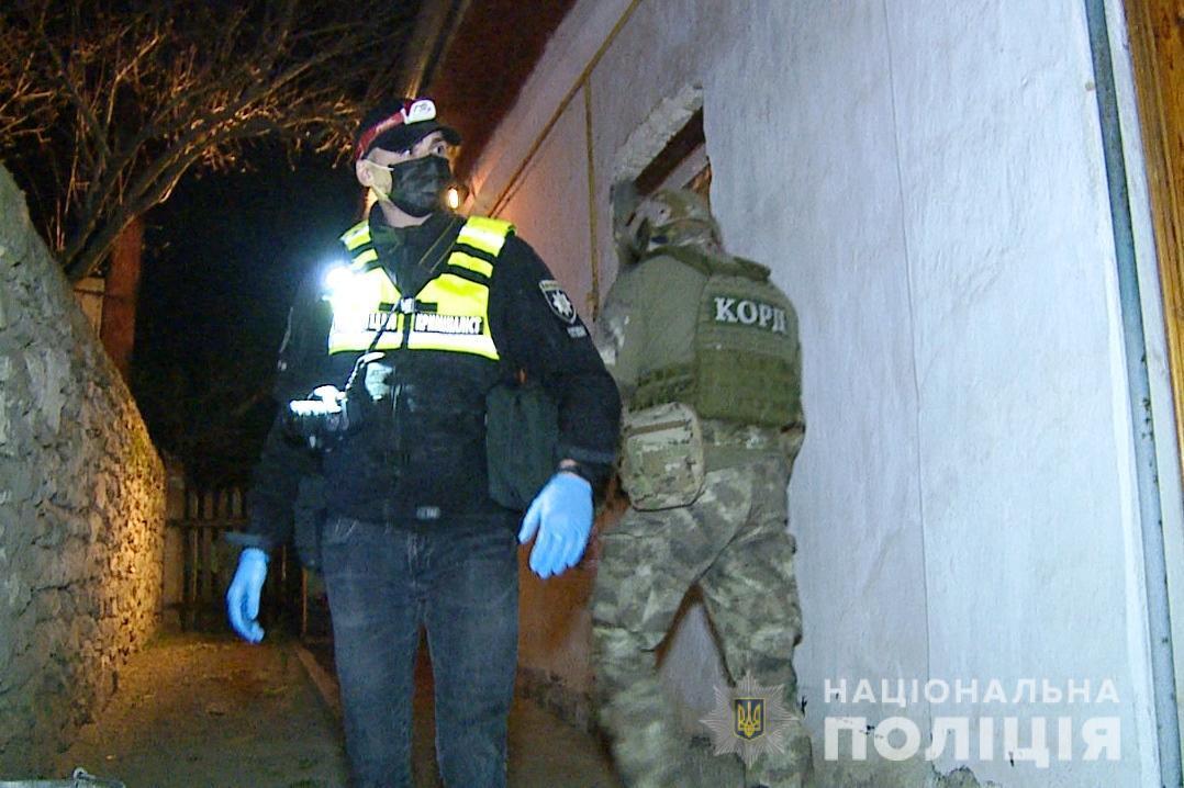 На Вінниччині поліцейські затримали озброєного зловмисника, який влаштував стрілянину з будинку