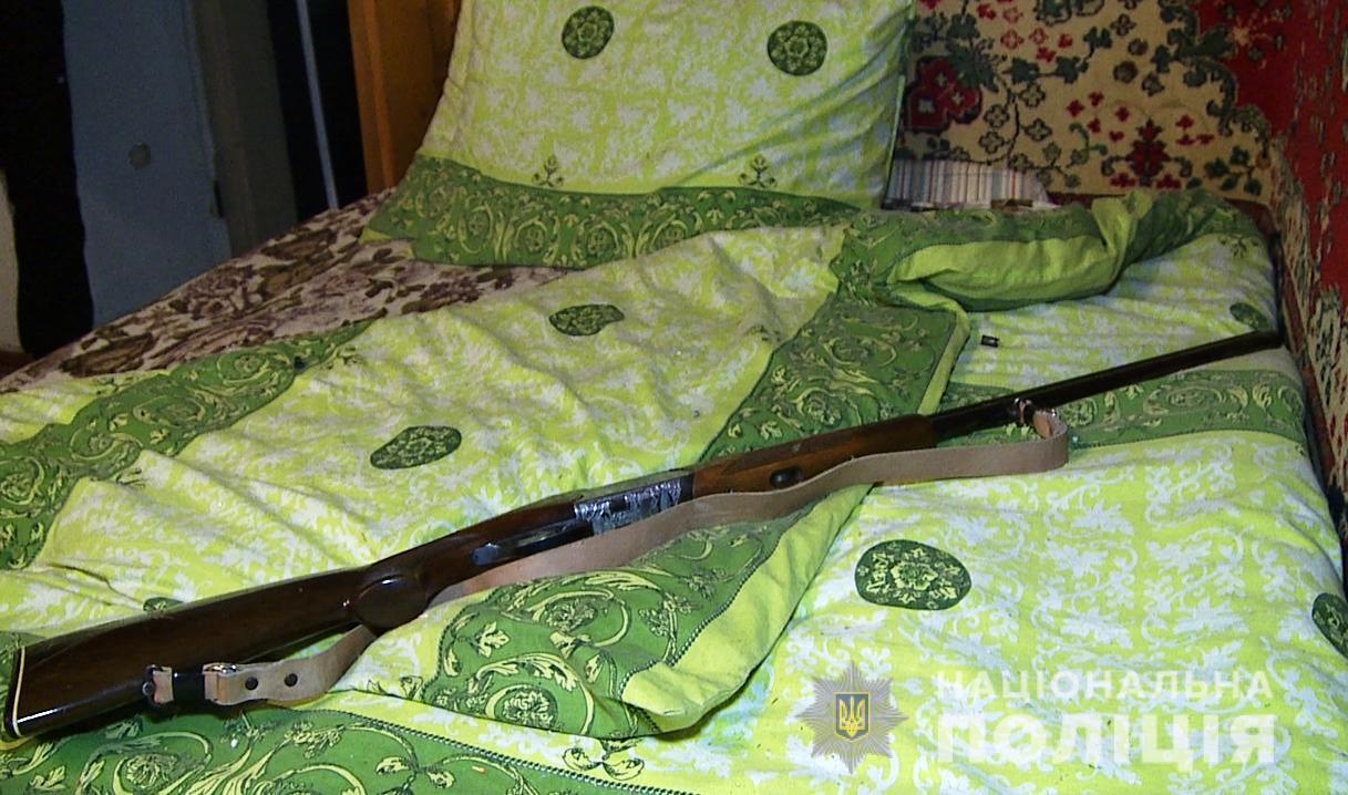 На Вінниччині поліцейські затримали озброєного зловмисника, який влаштував стрілянину з будинку