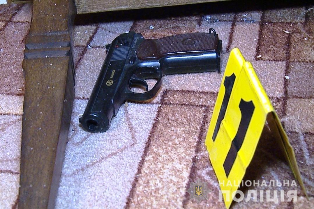 На Вінниччині поліцейські затримали озброєного зловмисника, який влаштував стрілянину з будинку