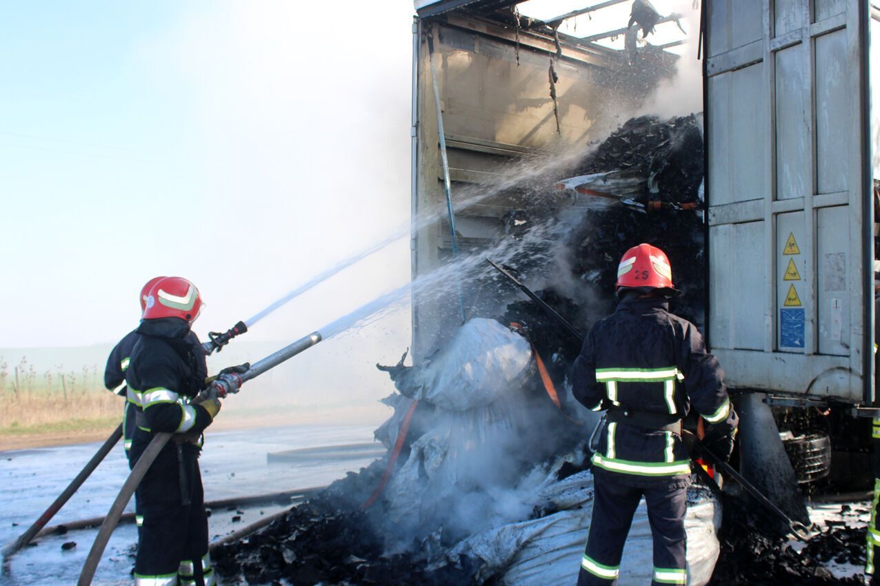 Хмельницькі надзвичайники ліквідували пожежу в причепі автомобіля