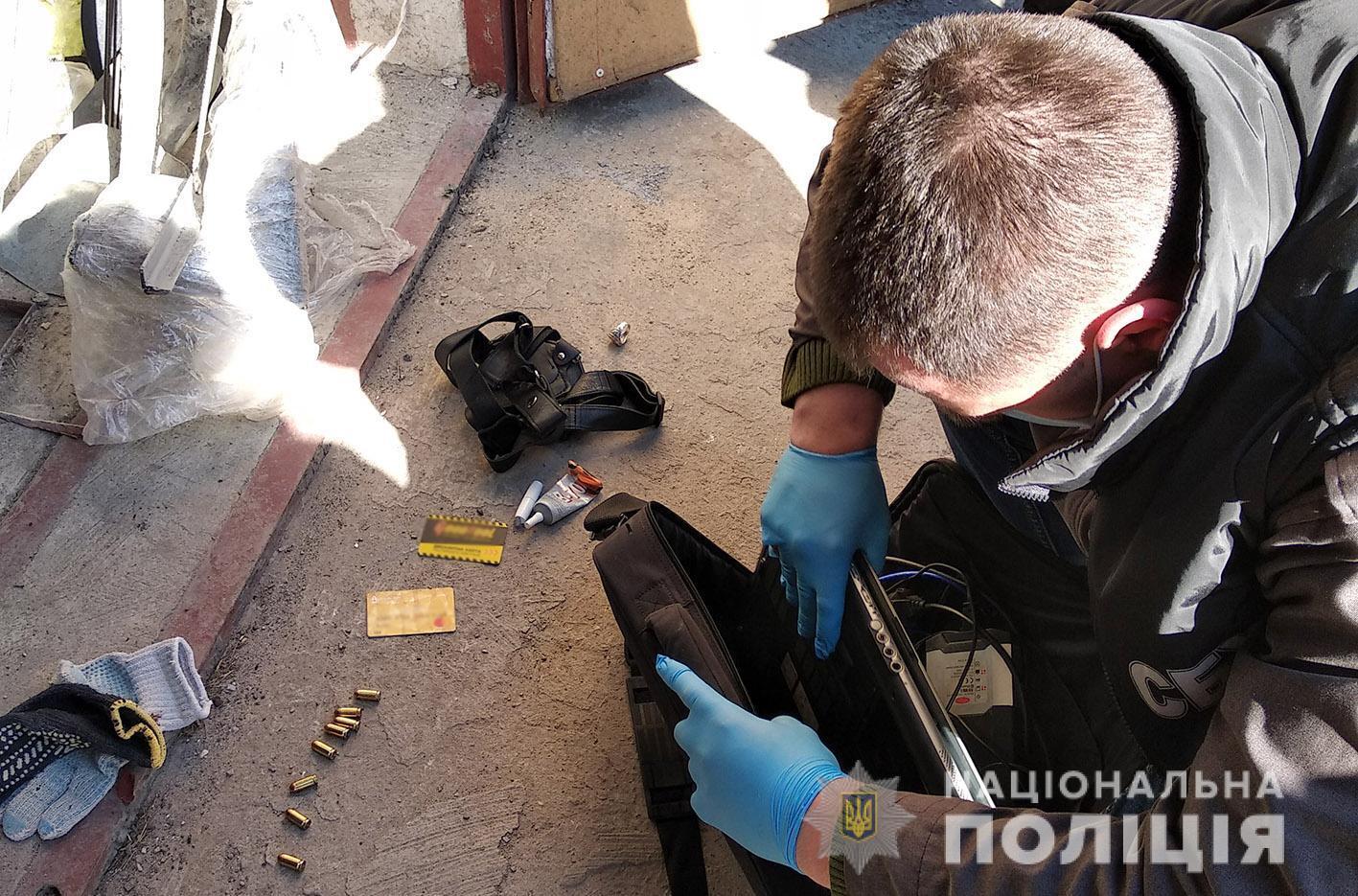 На Хмельниччині правоохоронці викрили підозрюваних у незаконному виготовленні та збуті вогнепальної зброї та боєприпасів