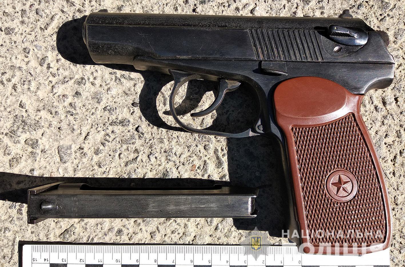 На Хмельниччині правоохоронці викрили підозрюваних у незаконному виготовленні та збуті вогнепальної зброї та боєприпасів