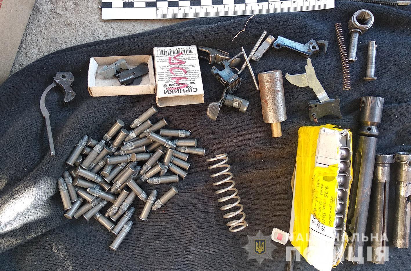 На Хмельниччині правоохоронці викрили підозрюваних у незаконному виготовленні та збуті вогнепальної зброї та боєприпасів