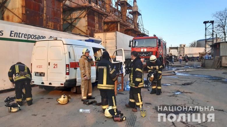 Поліція Києва розслідує причини пожежі на складських приміщеннях у Дарницькому районі