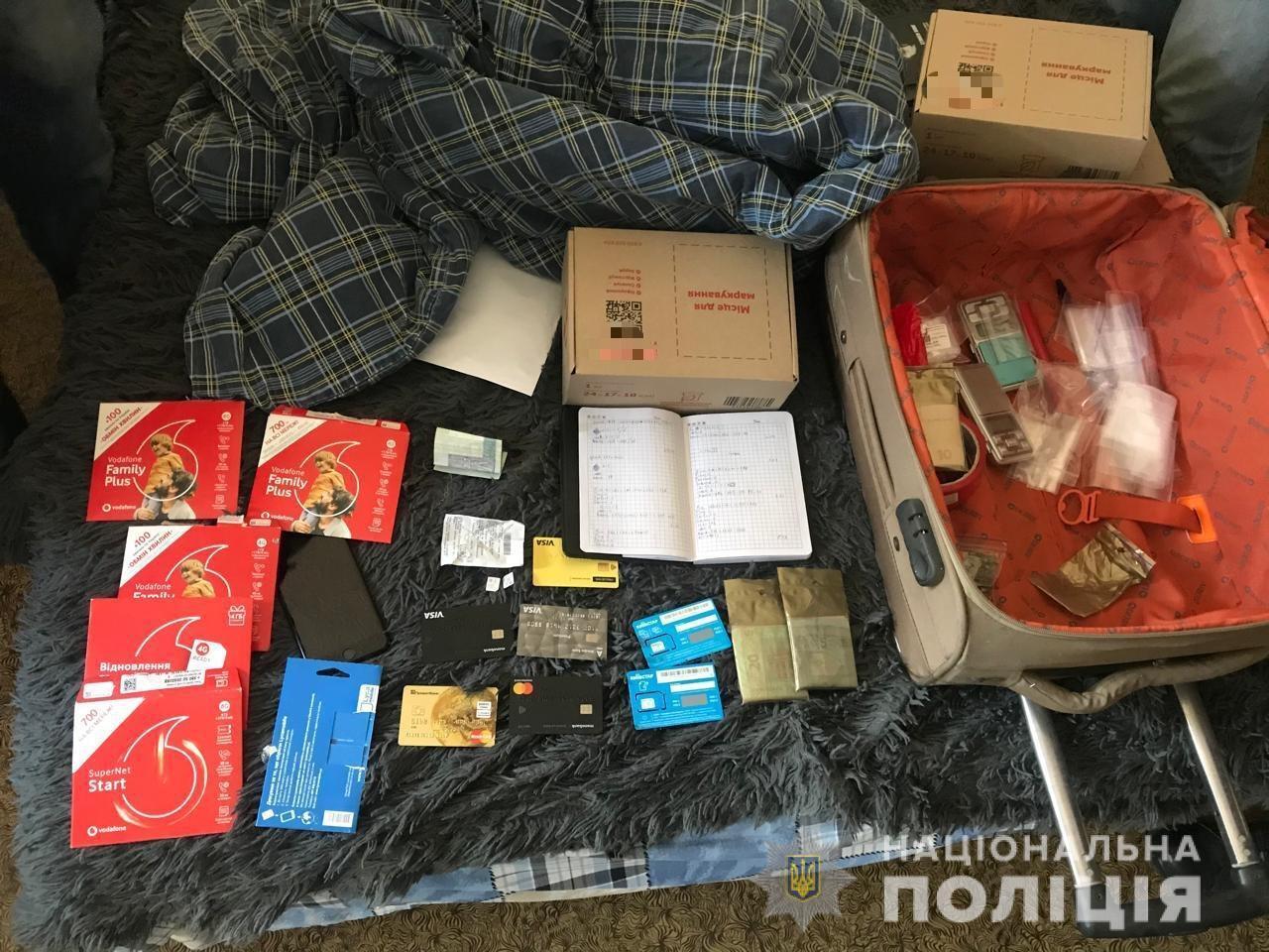 На Київщині поліцейські затримали наркодилера, який збував товар через канал-месенджер за «власною системою знижок»