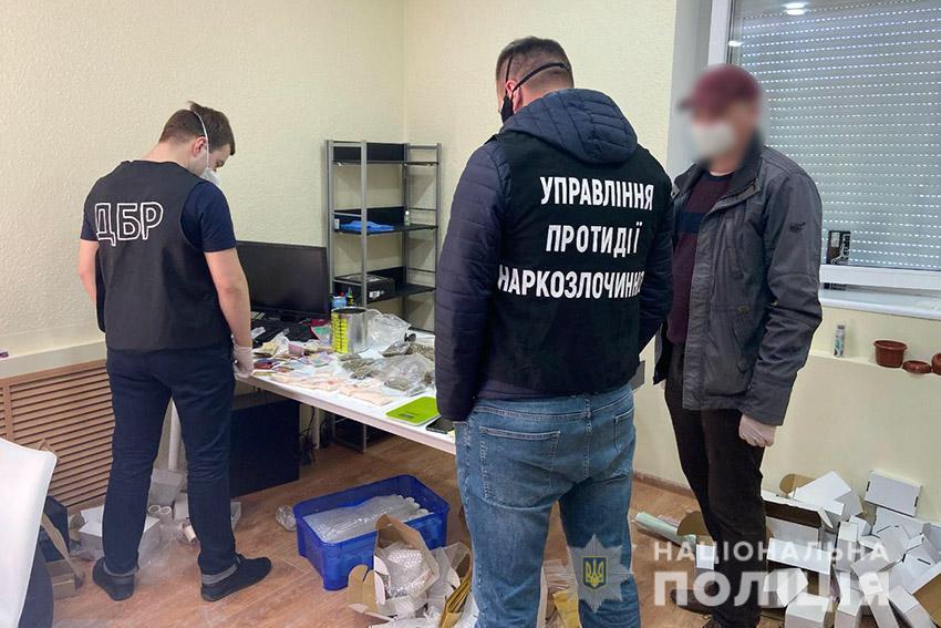 У Хмельницькому правоохоронці викрили групу посадовців, які торгували наркотиками