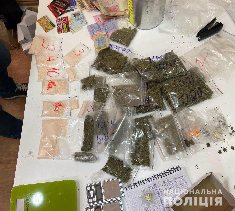 У Хмельницькому правоохоронці викрили групу посадовців, які торгували наркотиками