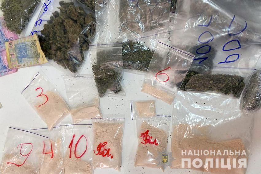 У Хмельницькому правоохоронці викрили групу посадовців, які торгували наркотиками