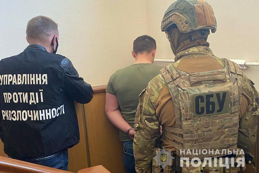 У Хмельницькому правоохоронці викрили групу посадовців, які торгували наркотиками