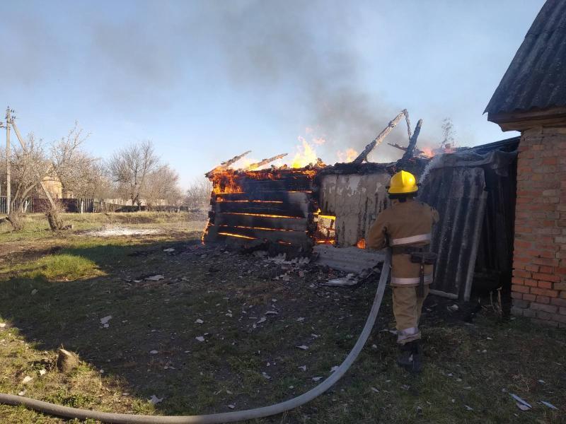 Полтавська область: рятувальники ліквідували пожежу на території приватного домоволодіння