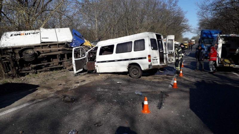 Рятувальники кіровоградського гарнізону деблокували із понівечених автівок трьох постраждалих у ДТП