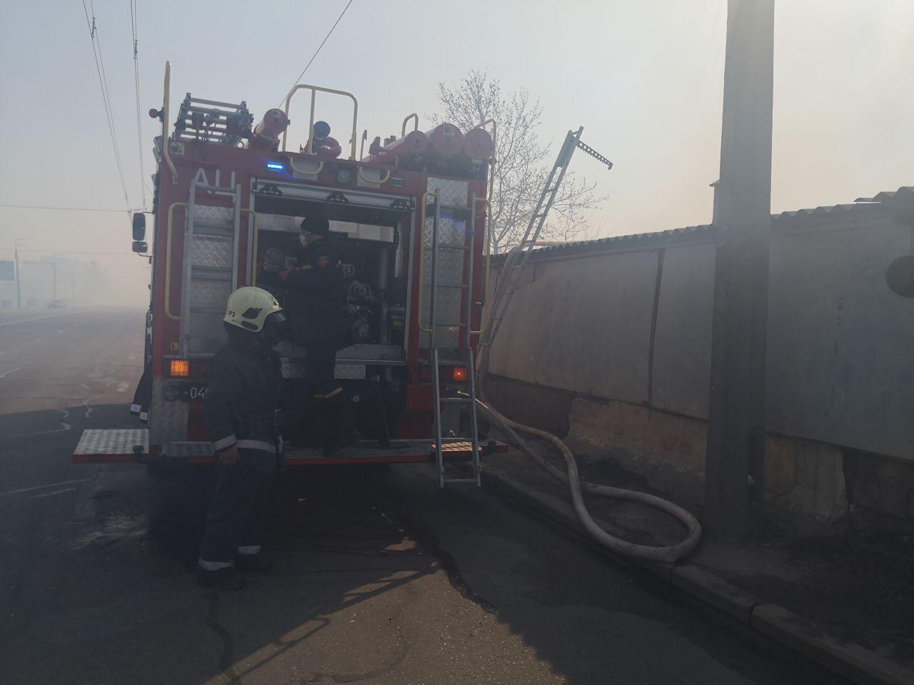 м. Київ: столичні рятувальники ліквідували пожежу на відкритій території