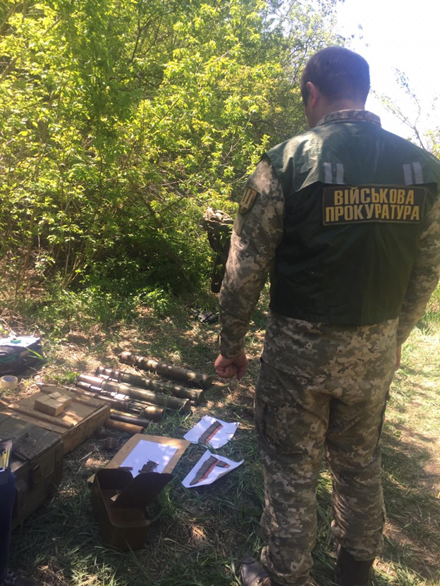 На Донеччині біля залізниці виявлено схованку зброї та боєприпасів (ФОТО)