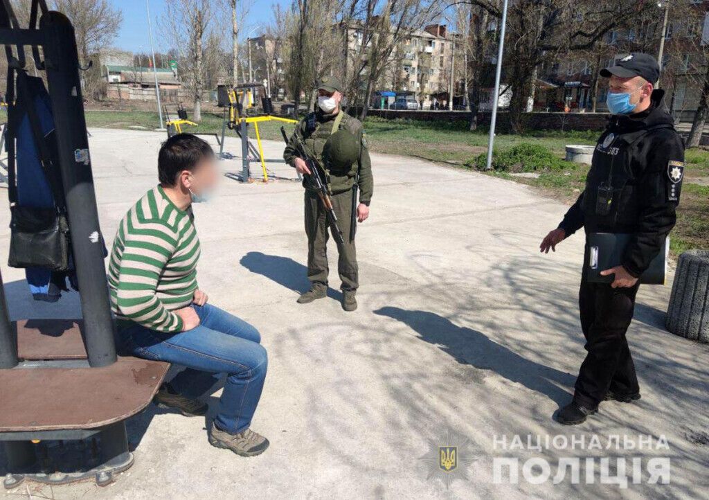 Поліцейські Донеччини проводять масштабну профілактичну кампанію у зв’язку з посиленням карантинних заходів