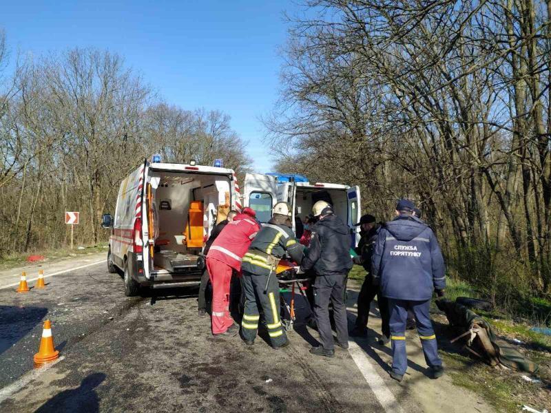 Рятувальники кіровоградського гарнізону деблокували із понівечених автівок трьох постраждалих у ДТП