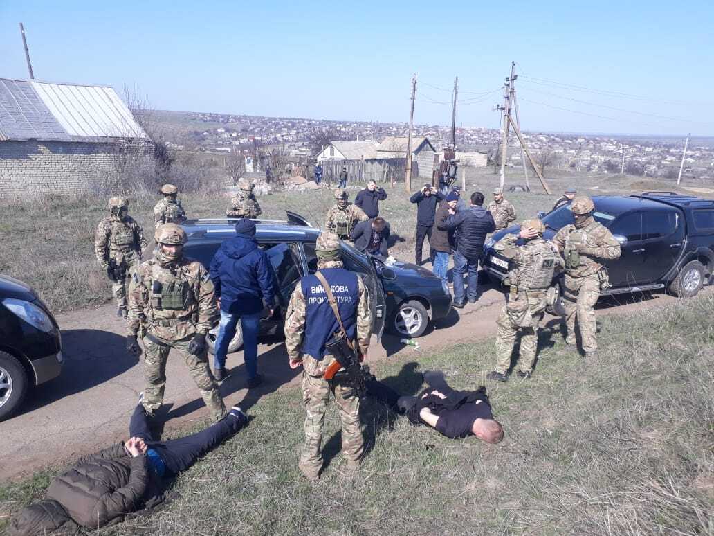 Затримано оперуповноваженого СБУ на спробі надати хабар військовим за незаконне переміщення російської валюти на тимчасово окуповану територію