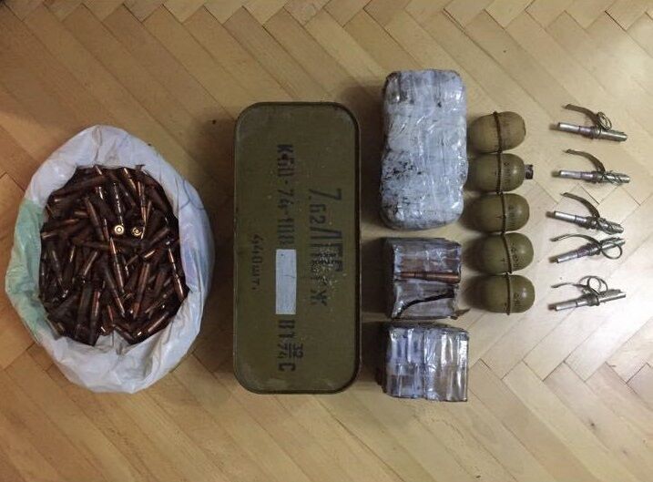 Правоохоронці затримали громадянина на спробі збуту зброї та боєприпасів з ООС