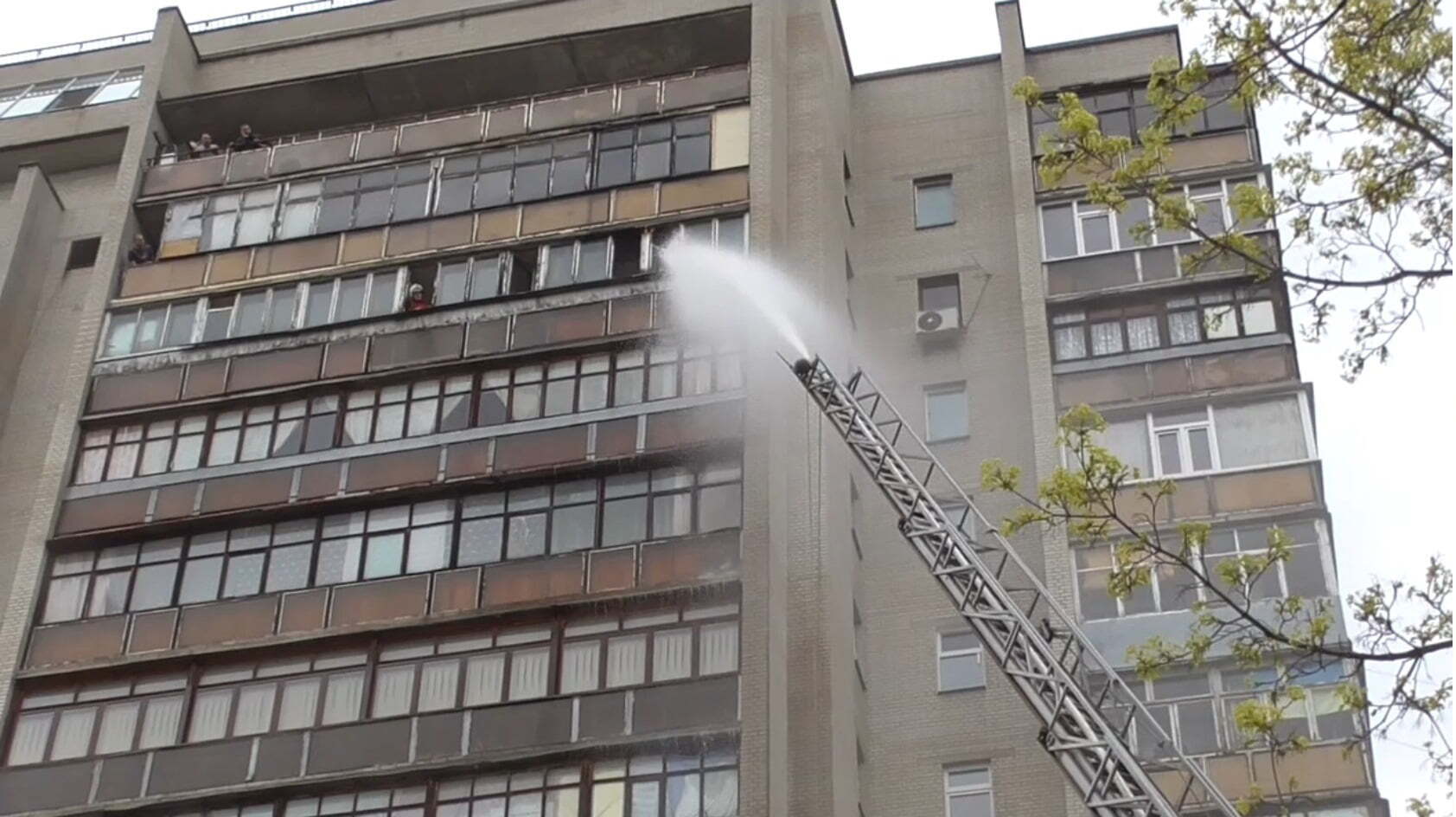 м. Суми: рятувальники ліквідували загоряння в квартирі багатоповерхівки (ВІДЕО)