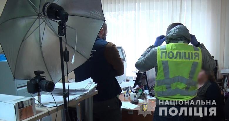Поліція Києва припинила канал незаконної легалізації іноземців, який організували працівниці міграційної служби