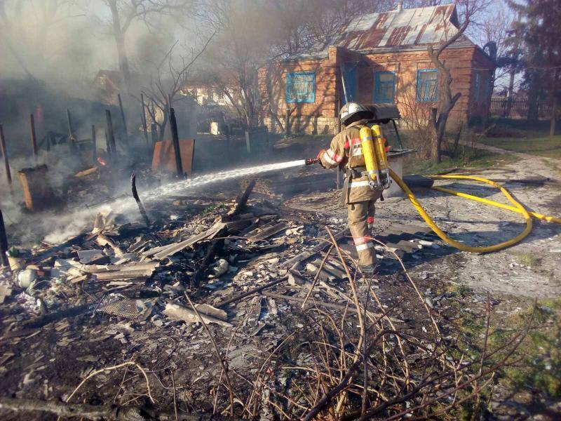 Минулої доби рятувальники Кіровоградщини спільно з МПК приборкали 3 пожежі у житловому секторі