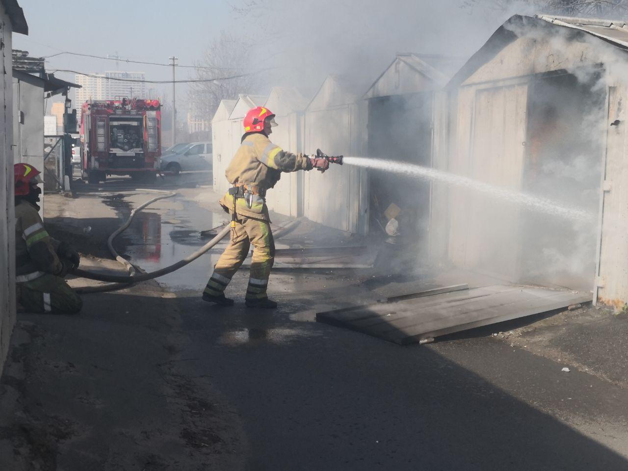 м. Київ: столичні рятувальники ліквідували пожежу на відкритій території