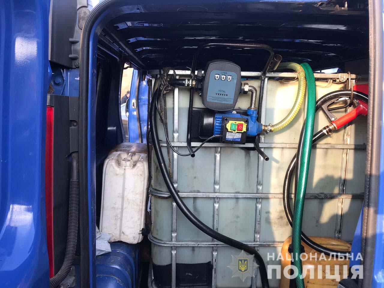 На Рівненщині поліцейські викрили працівників депо на крадіжці двох тонн дизпалива