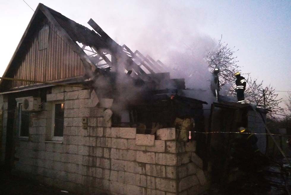 Рятувальники Дніпропетровщини двічі за ніч залучались до ліквідації пожеж в житлових будинках