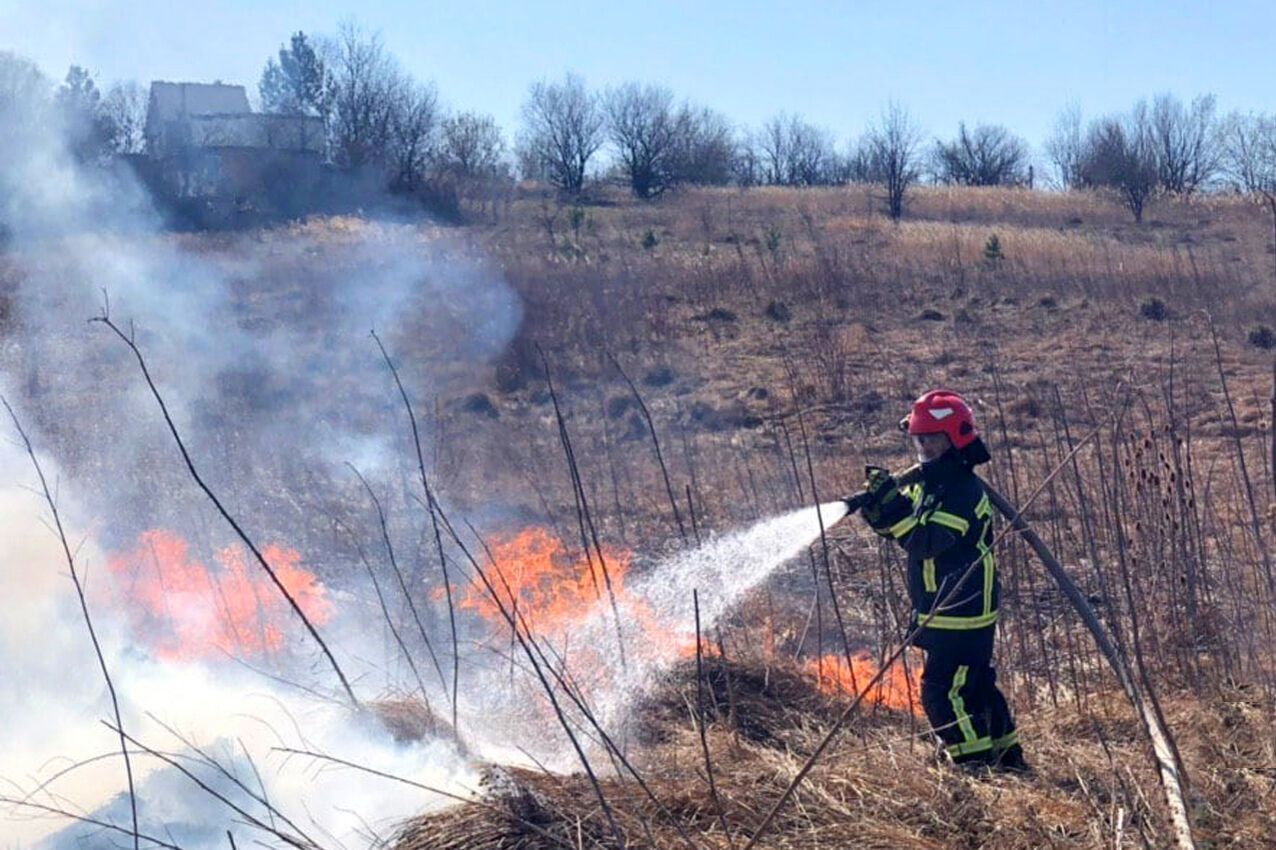 Хмельницька область: вогнеборці ліквідували загоряння сухої трави та запобігли розповсюдженню вогню на дачний масив та ліс (ВІДЕО)