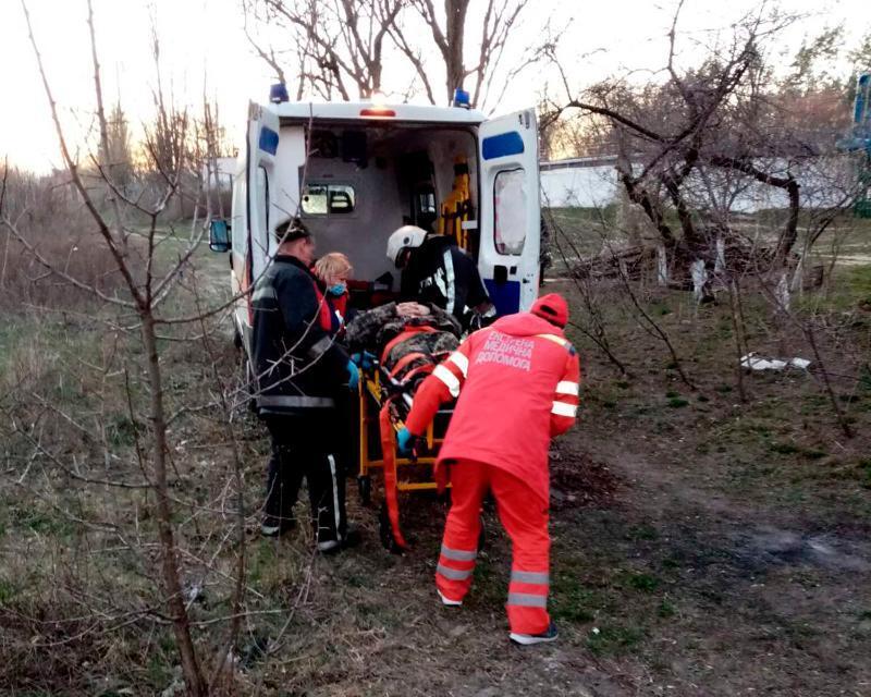 Київська область: рятувальники підняли потерпілого з дна 8-ми метрової очисної споруди