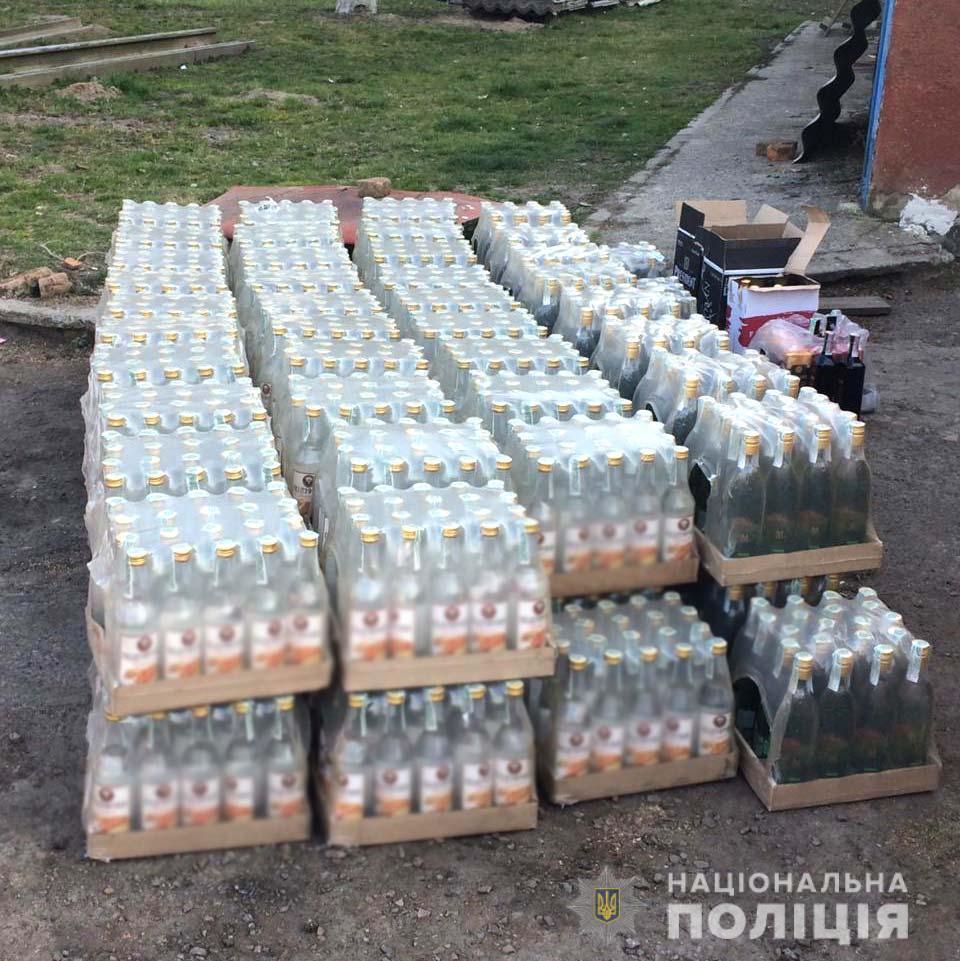 Понад півтори тисячі пляшок горілки вилучили поліцейські Рівненщини у жителя Луцька