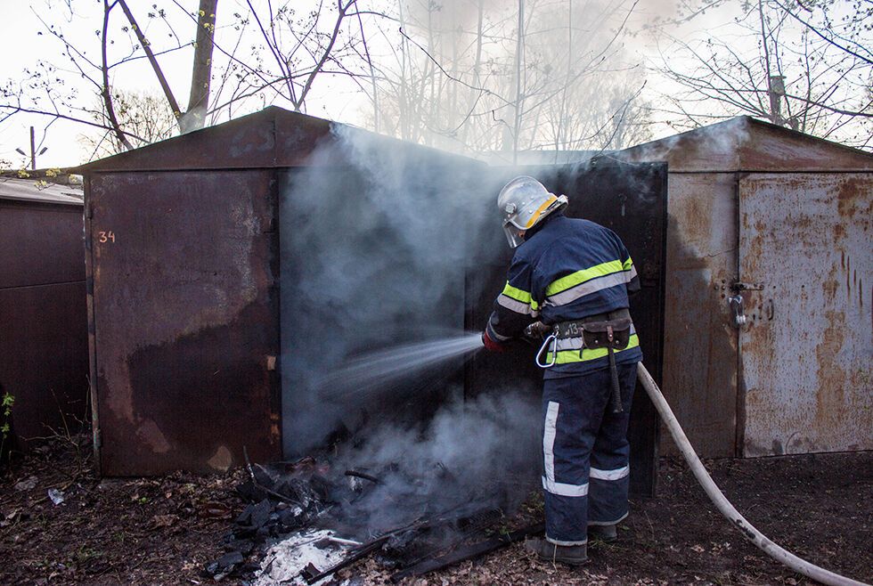 Дніпропетровська область: вогнеборці ліквідували пожежу в гаражі