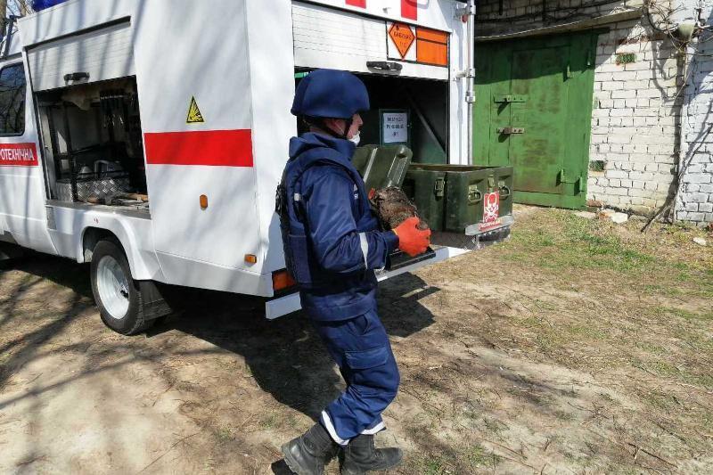 Чернігівська область: піротехніки ДСНС знищили артилерійський снаряд калібром 125 мм