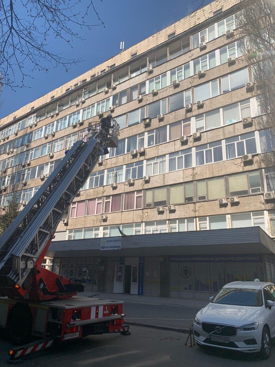 м. Київ: вогнеборці ліквідували пожежу в адміністративній будівлі
