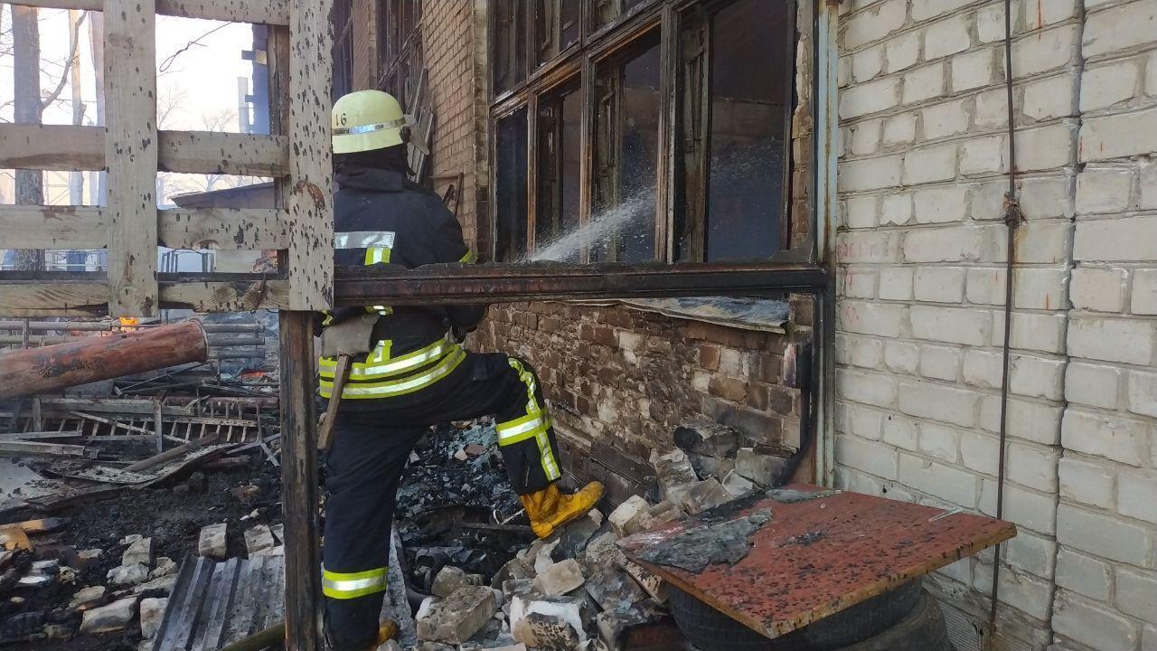 Київ: триває ліквідація пожежі в складському приміщені