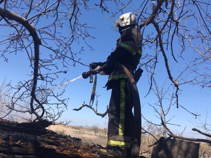Одеська область: рятувальники ліквідували пожежу на території приватного домогосподарства та очерету на відкритій території